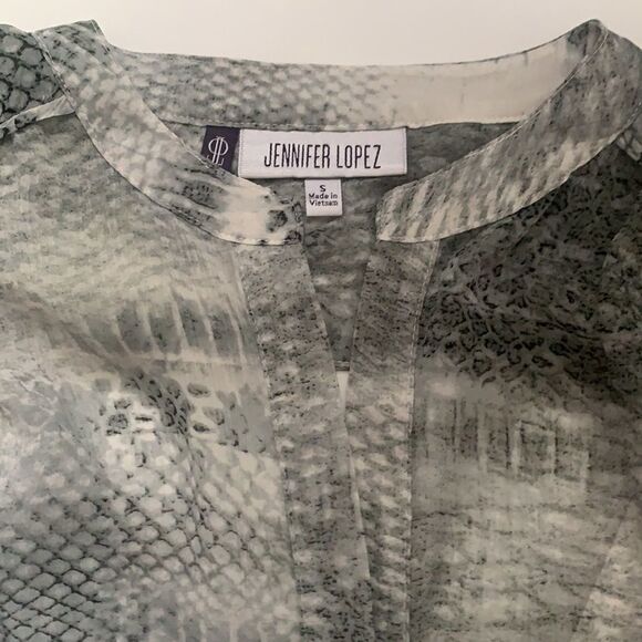 🌟JENNIFER Lopez Button Down Blouse⭐️ - Picture 2 of 13